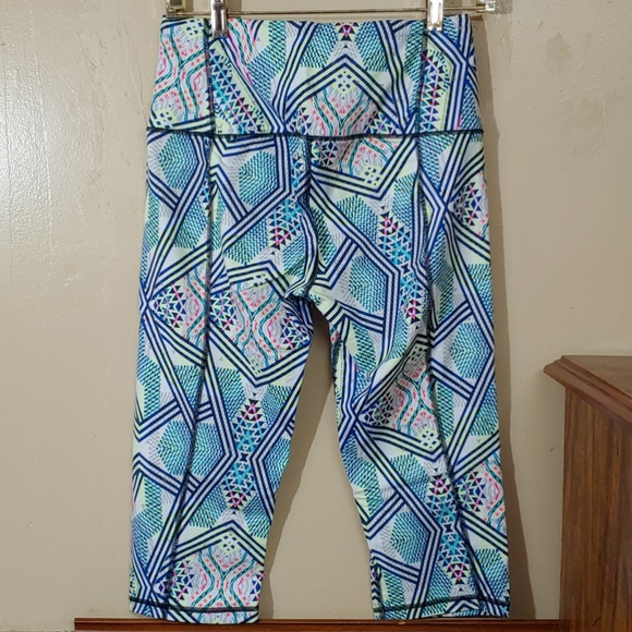 Victoria's Secret Vintage VSX Aztec Capris M - Picture 7 of 10